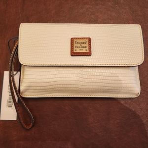 NWT. Dooney & Bourke Alligator Embossed Off-White/Cream Wristlet.